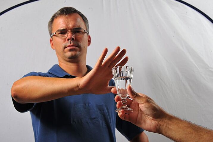 Rezygnacja z alkoholu to sposób na samodzielne zaprzestanie picia